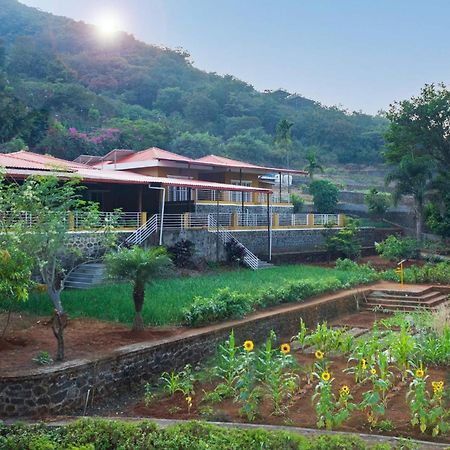 Ekam Lake House By Stayvista With Mountain & Lake Views, Outdoor Jacuzzi, Sauna, Modern Amenities & Kitchen Garden Πούνε Εξωτερικό φωτογραφία