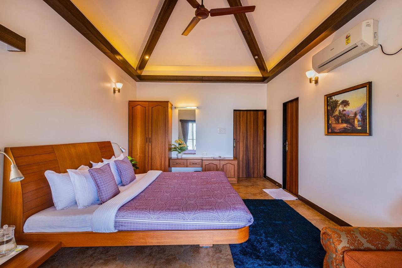 Ekam Lake House By Stayvista With Mountain & Lake Views, Outdoor Jacuzzi, Sauna, Modern Amenities & Kitchen Garden Πούνε Εξωτερικό φωτογραφία