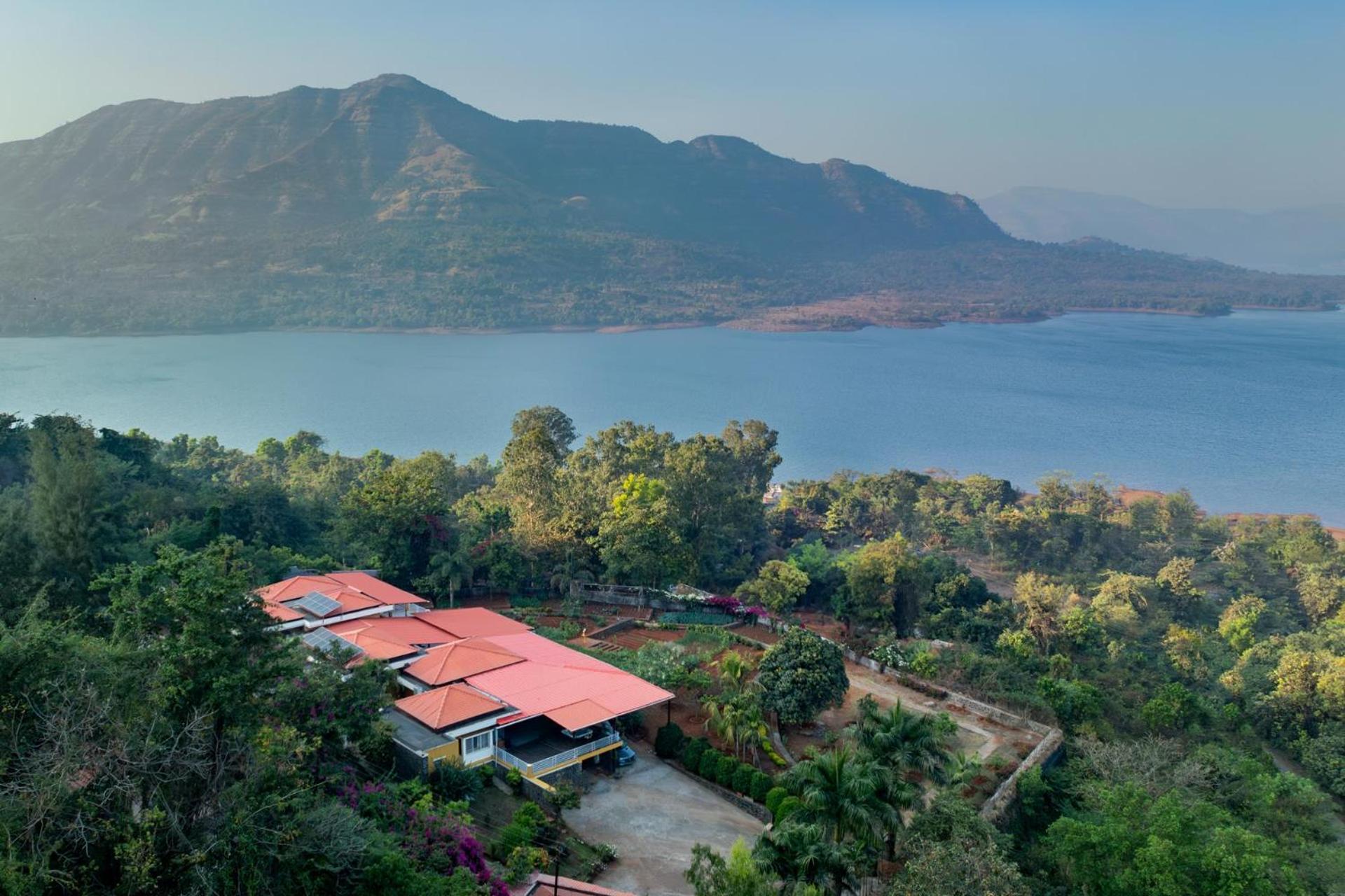 Ekam Lake House By Stayvista With Mountain & Lake Views, Outdoor Jacuzzi, Sauna, Modern Amenities & Kitchen Garden Πούνε Εξωτερικό φωτογραφία