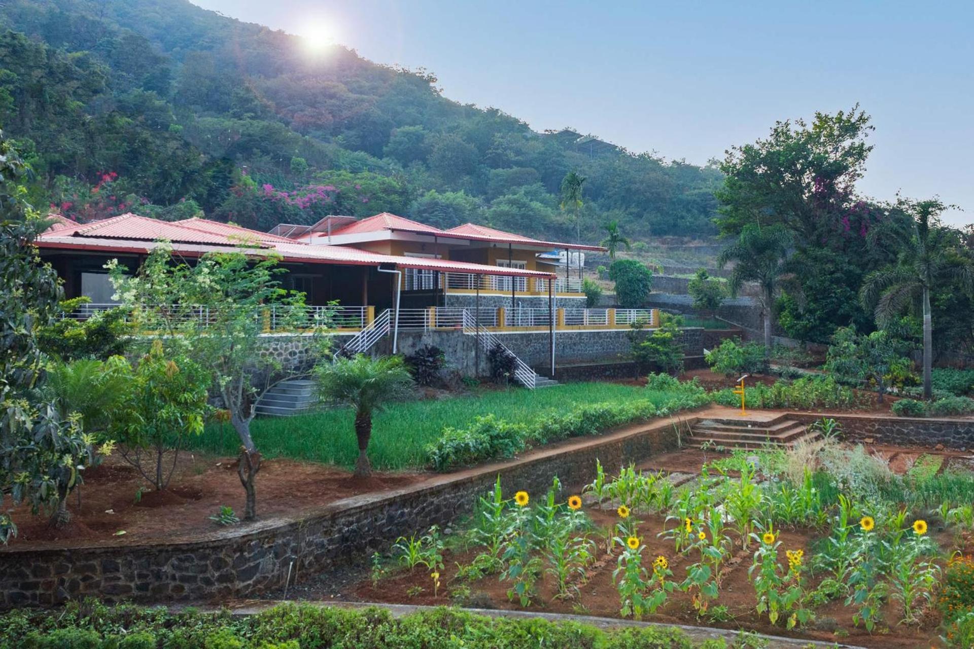 Ekam Lake House By Stayvista With Mountain & Lake Views, Outdoor Jacuzzi, Sauna, Modern Amenities & Kitchen Garden Πούνε Εξωτερικό φωτογραφία